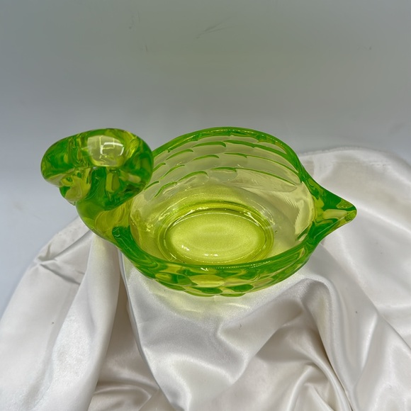 Viking Uranium Glass Swan Dish - Picture 4 of 5